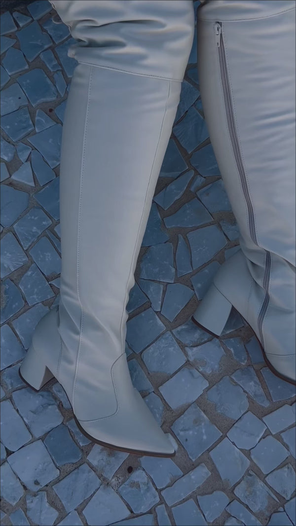 Bota over knee off white